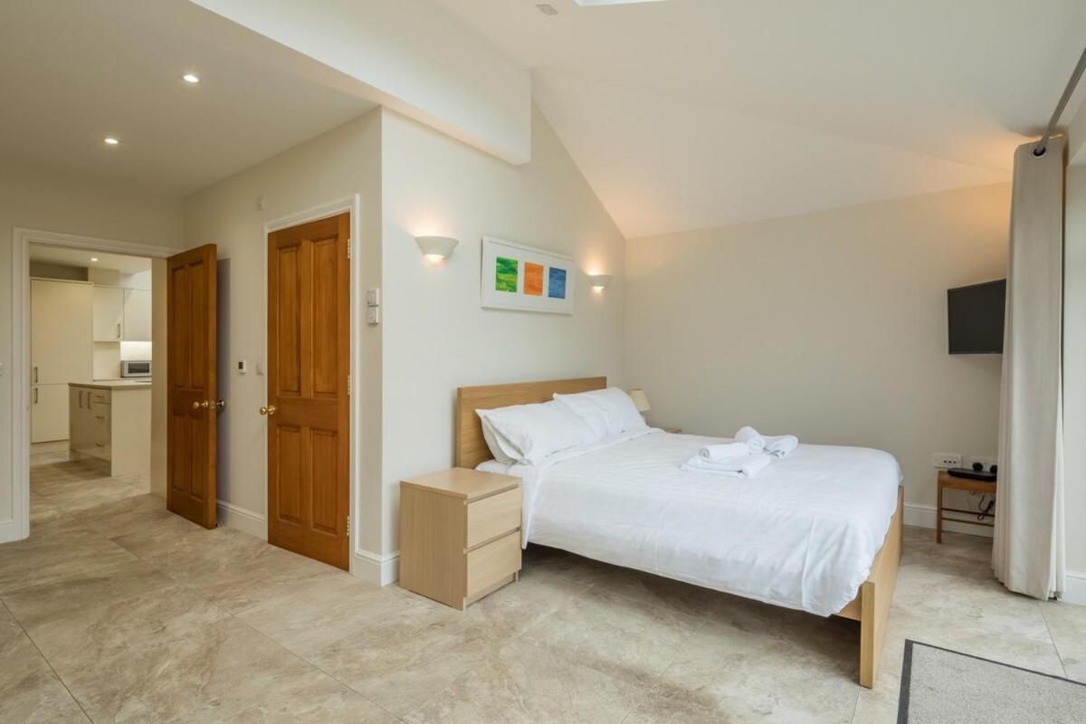 Large 4 Bedroom Home With Garden And Free Parking CBG Extérieur photo