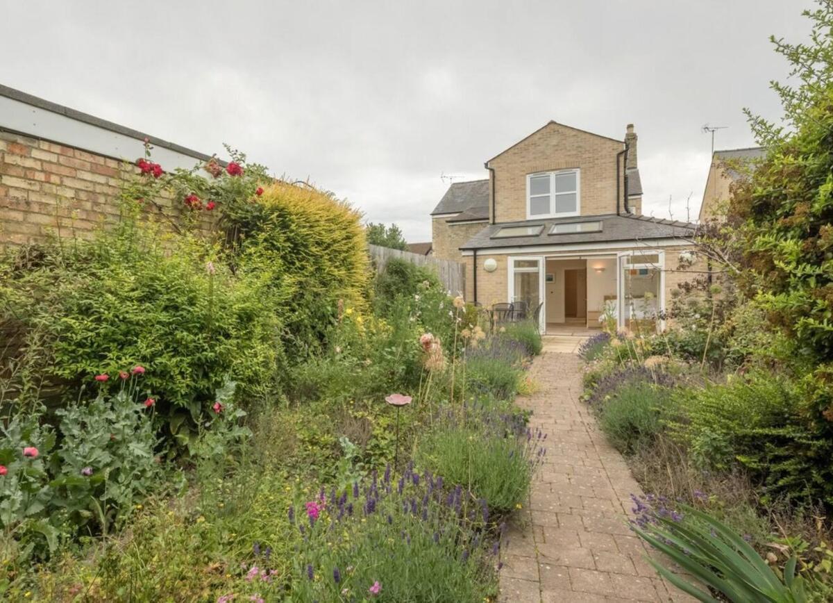 Large 4 Bedroom Home With Garden And Free Parking CBG Extérieur photo