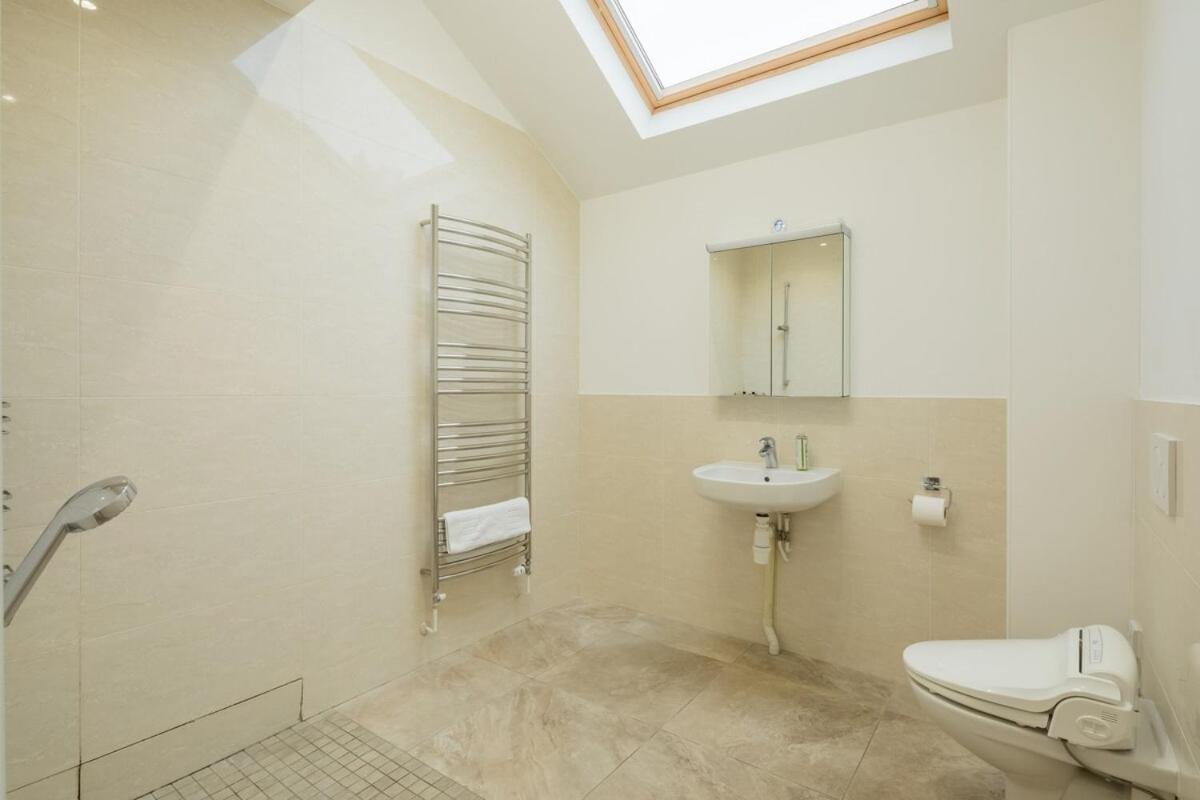Large 4 Bedroom Home With Garden And Free Parking CBG Extérieur photo