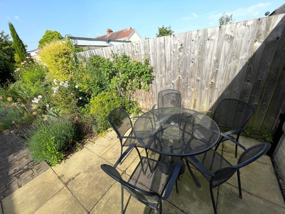 Large 4 Bedroom Home With Garden And Free Parking CBG Extérieur photo