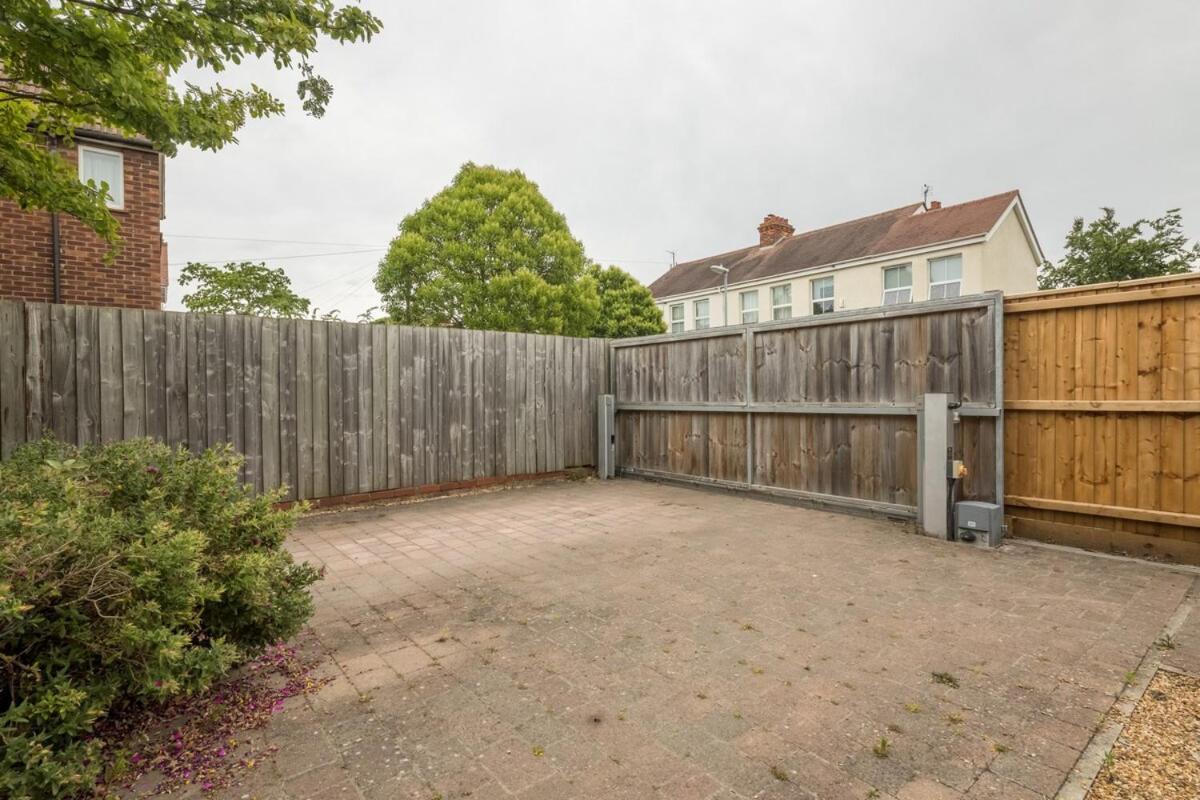 Large 4 Bedroom Home With Garden And Free Parking CBG Extérieur photo