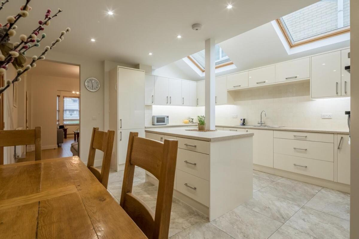 Large 4 Bedroom Home With Garden And Free Parking CBG Extérieur photo