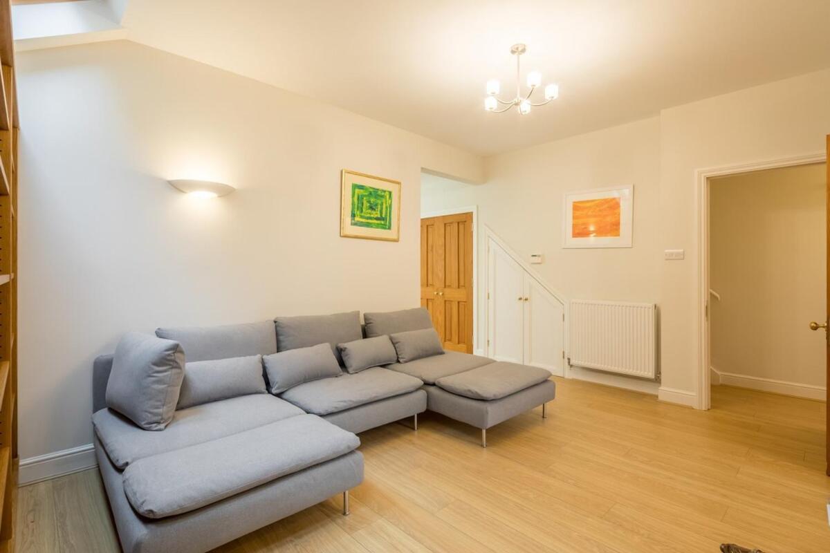 Large 4 Bedroom Home With Garden And Free Parking CBG Extérieur photo