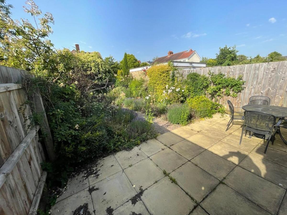 Large 4 Bedroom Home With Garden And Free Parking CBG Extérieur photo