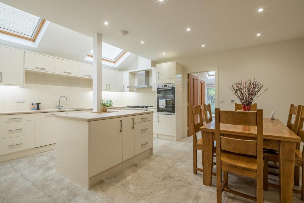 Large 4 Bedroom Home With Garden And Free Parking CBG Extérieur photo