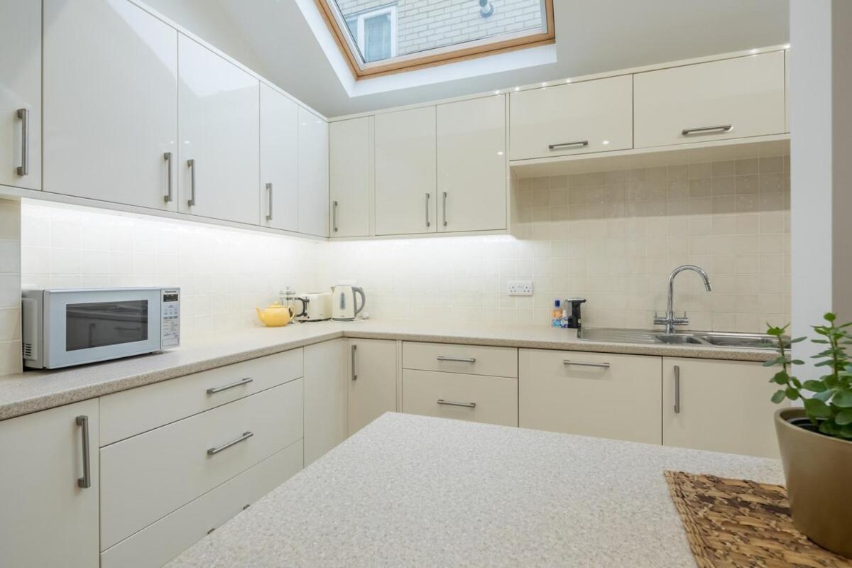 Large 4 Bedroom Home With Garden And Free Parking CBG Extérieur photo
