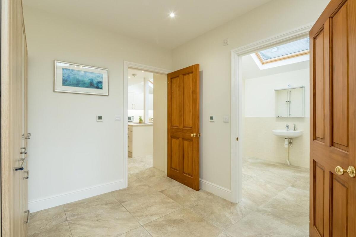 Large 4 Bedroom Home With Garden And Free Parking CBG Extérieur photo