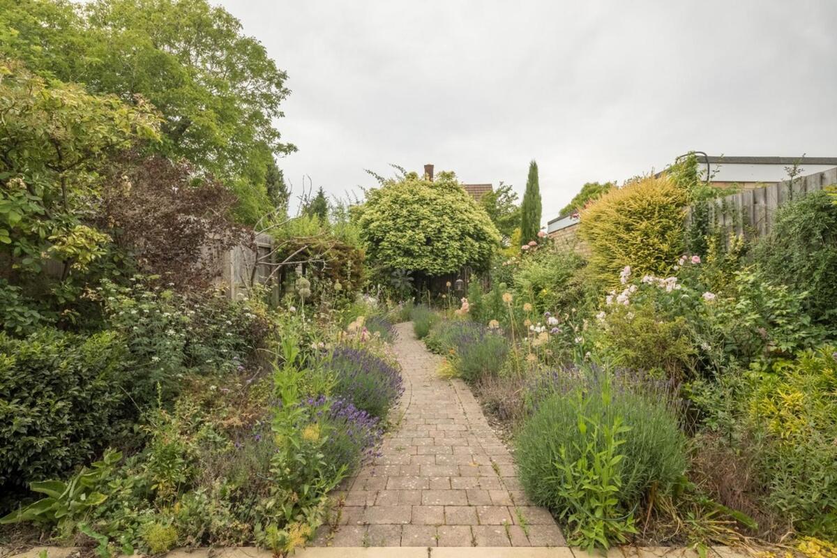 Large 4 Bedroom Home With Garden And Free Parking CBG Extérieur photo