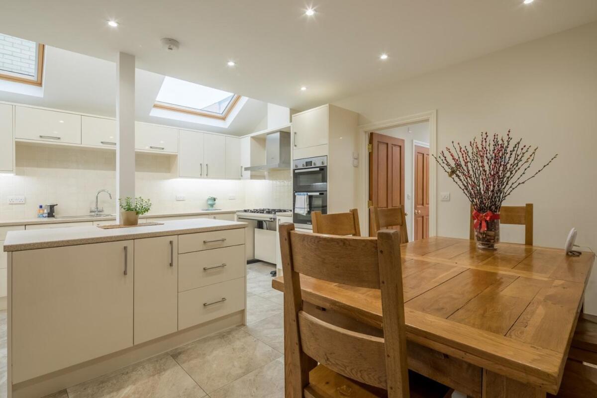 Large 4 Bedroom Home With Garden And Free Parking CBG Extérieur photo