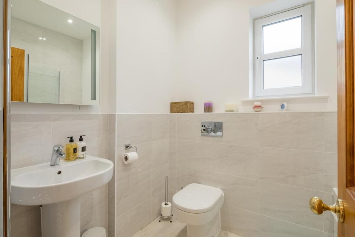 Large 4 Bedroom Home With Garden And Free Parking CBG Extérieur photo