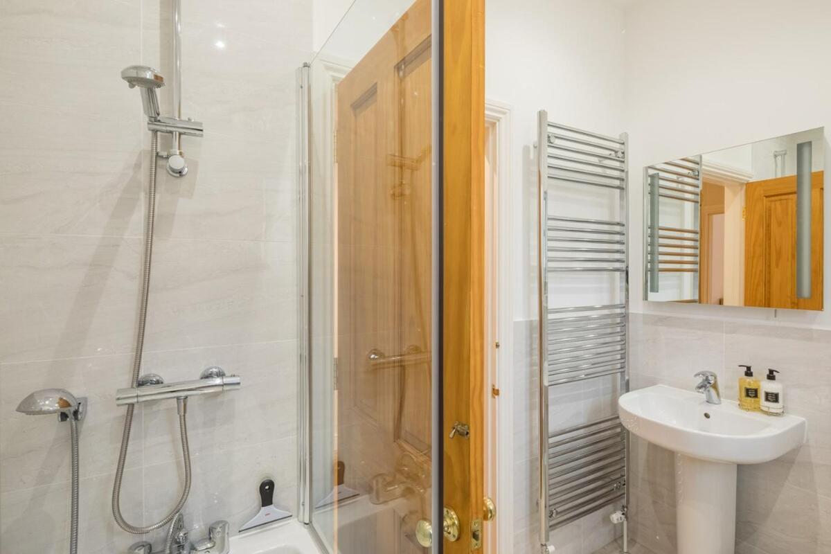 Large 4 Bedroom Home With Garden And Free Parking CBG Extérieur photo