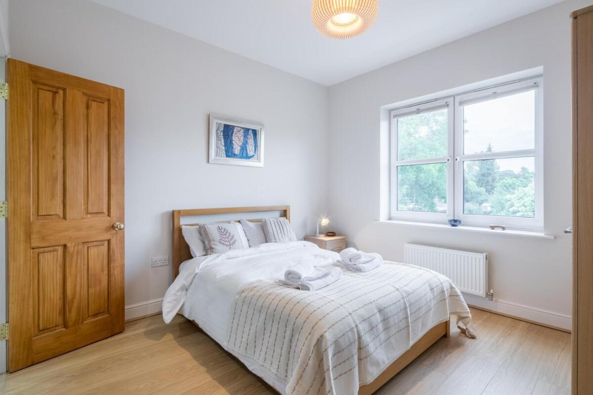 Large 4 Bedroom Home With Garden And Free Parking CBG Extérieur photo