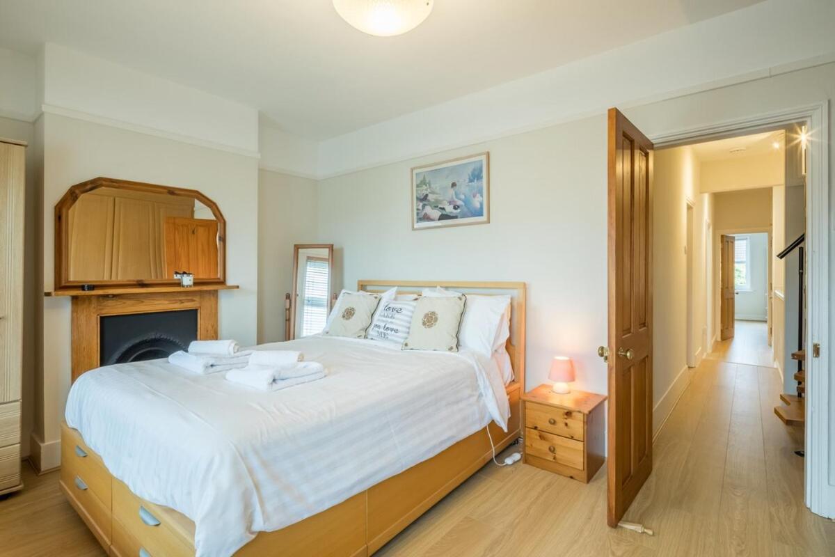 Large 4 Bedroom Home With Garden And Free Parking CBG Extérieur photo