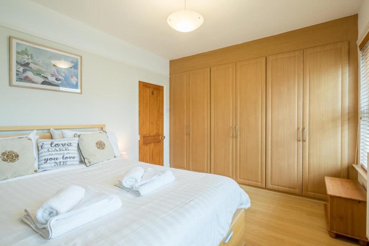 Large 4 Bedroom Home With Garden And Free Parking CBG Extérieur photo