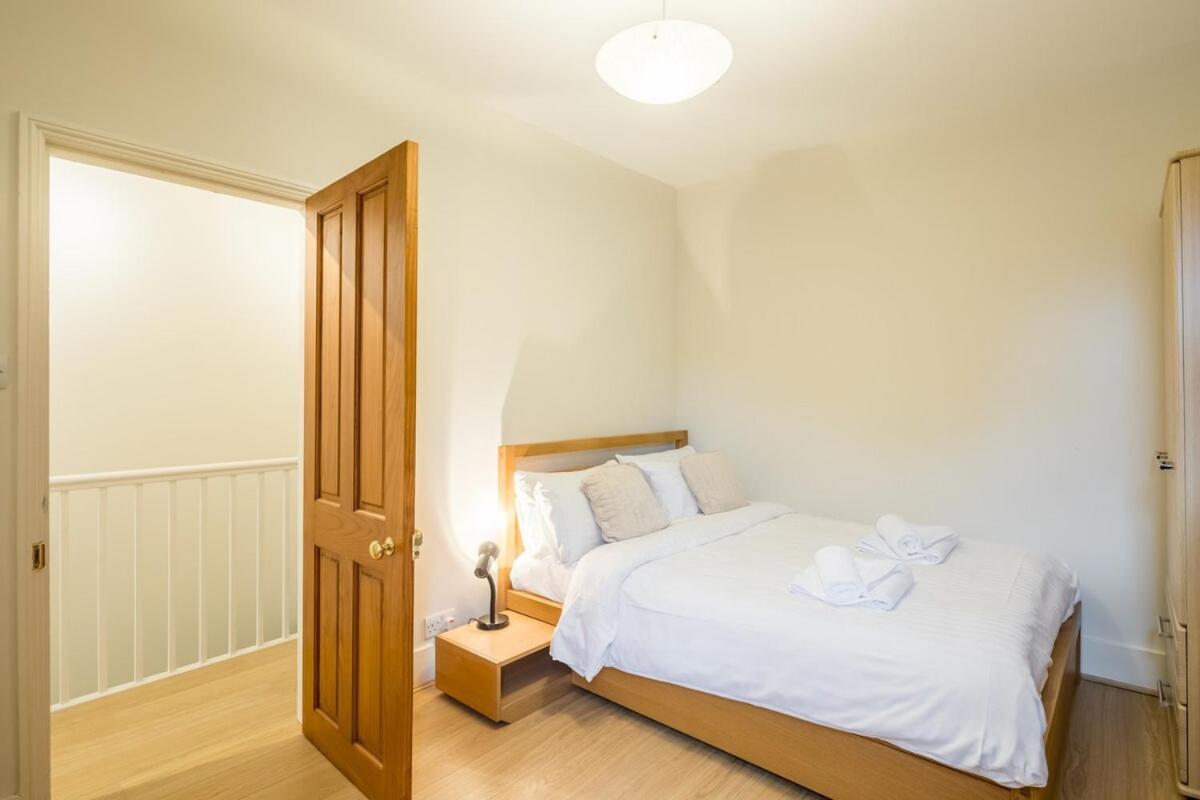 Large 4 Bedroom Home With Garden And Free Parking CBG Extérieur photo