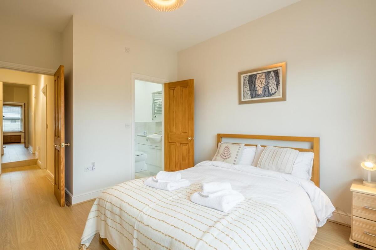 Large 4 Bedroom Home With Garden And Free Parking CBG Extérieur photo