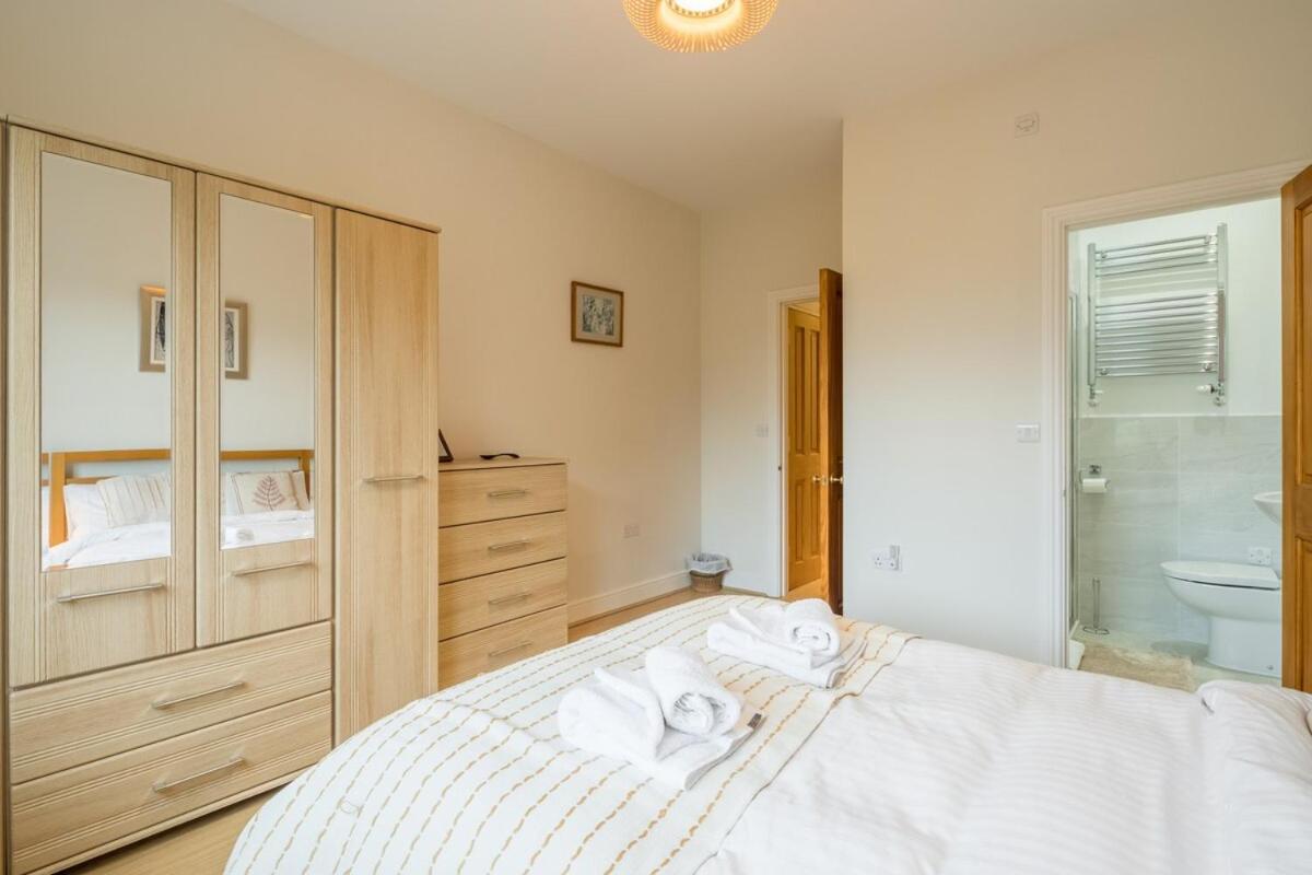 Large 4 Bedroom Home With Garden And Free Parking CBG Extérieur photo