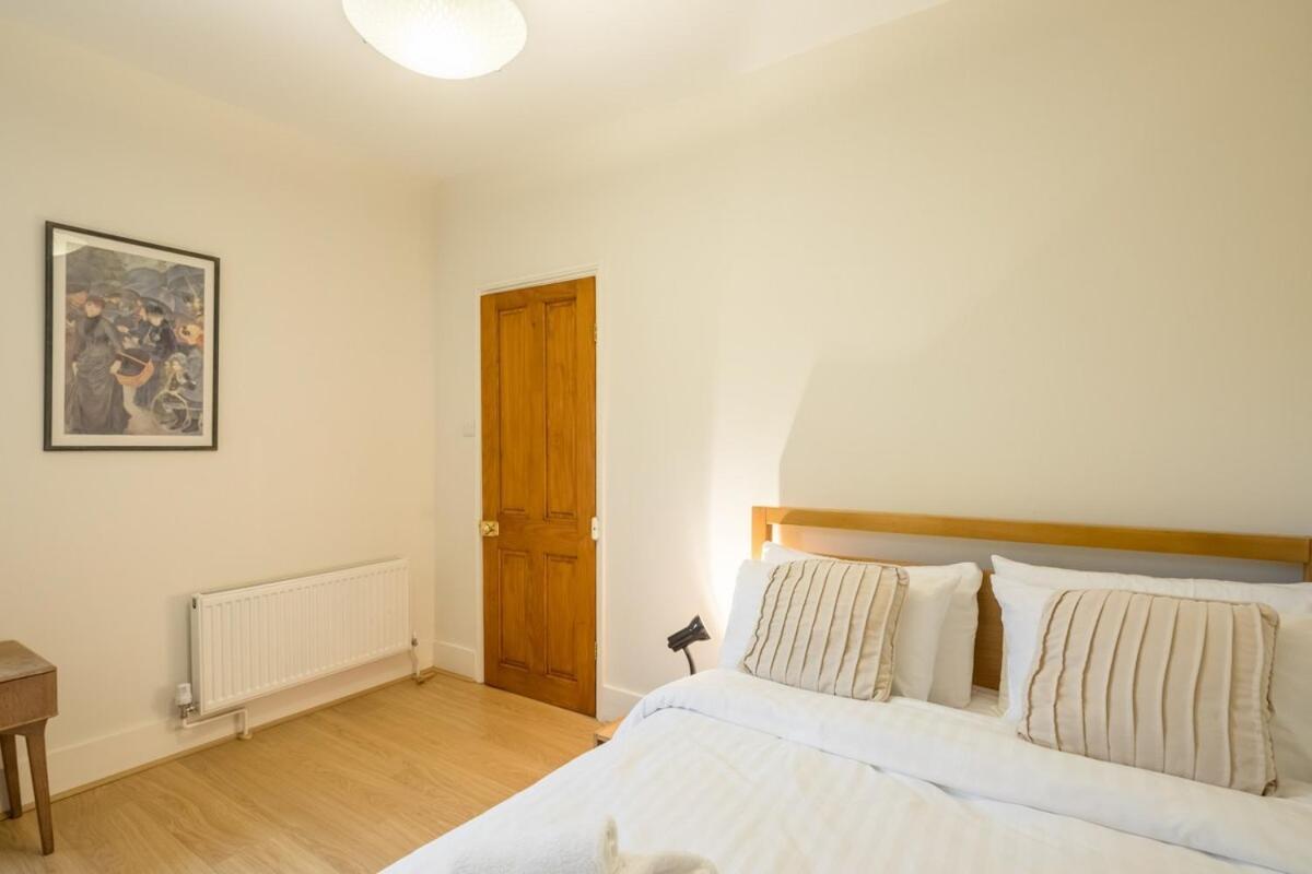 Large 4 Bedroom Home With Garden And Free Parking CBG Extérieur photo